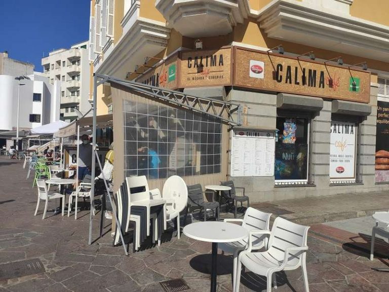 Terraza de Calima Café en la esquina del paseo de El Médano