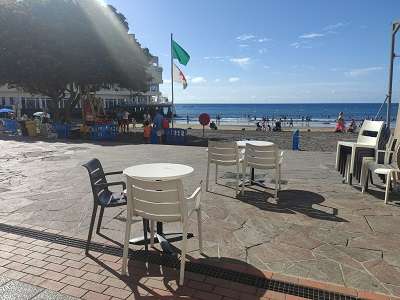 La terraza de Calima Café al sol